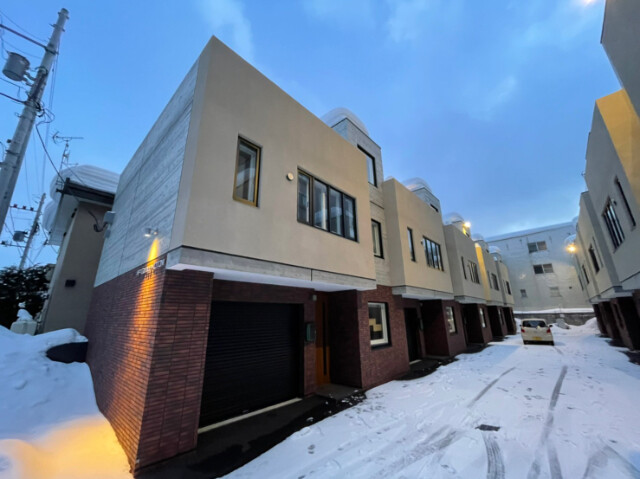建物外観　札幌市西区琴似４条「ＫＰ－ＧａｒａｇｅＫＯＴＯＮＩ」」