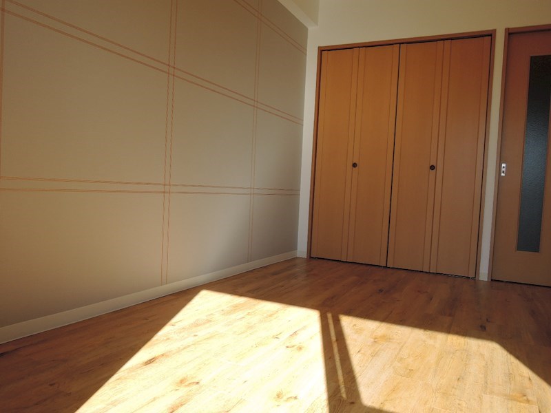 その他　居室の一面はアクセントクロスでおしゃれな空間に！