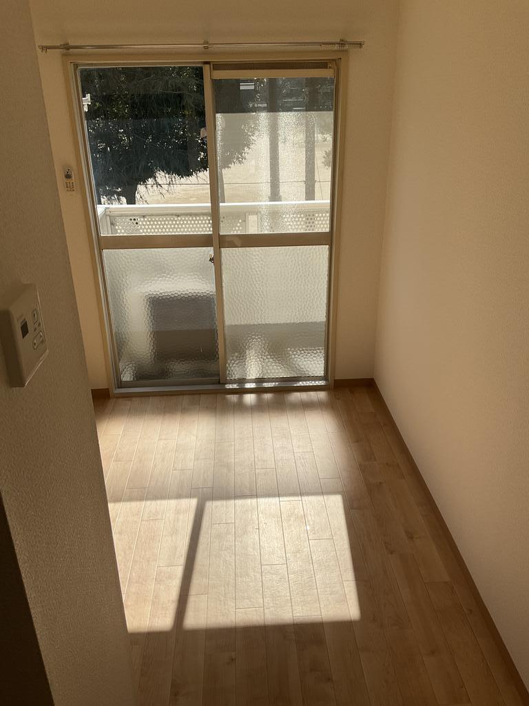 居室・リビング　角部屋・２面に窓あり