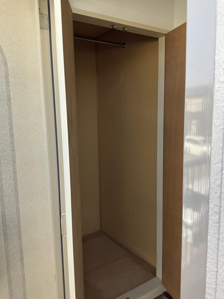 収納　玄関収納。コートもかけられます。