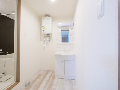 洗面設備　忙しい朝にうれしいシャンプードレッサー付きです♪