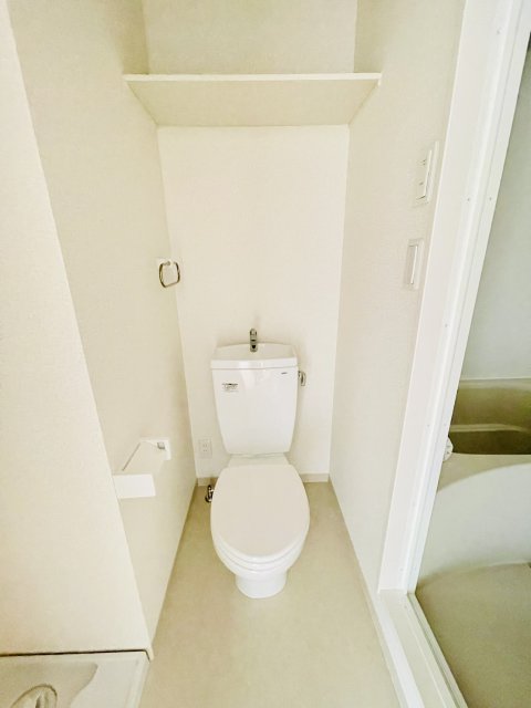 トイレ　同物件別号室の写真です。
