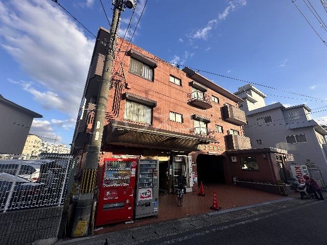 京都市右京区常盤村ノ内町のマンションの建物外観