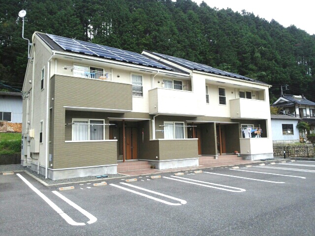 真庭市三田のアパートの建物外観