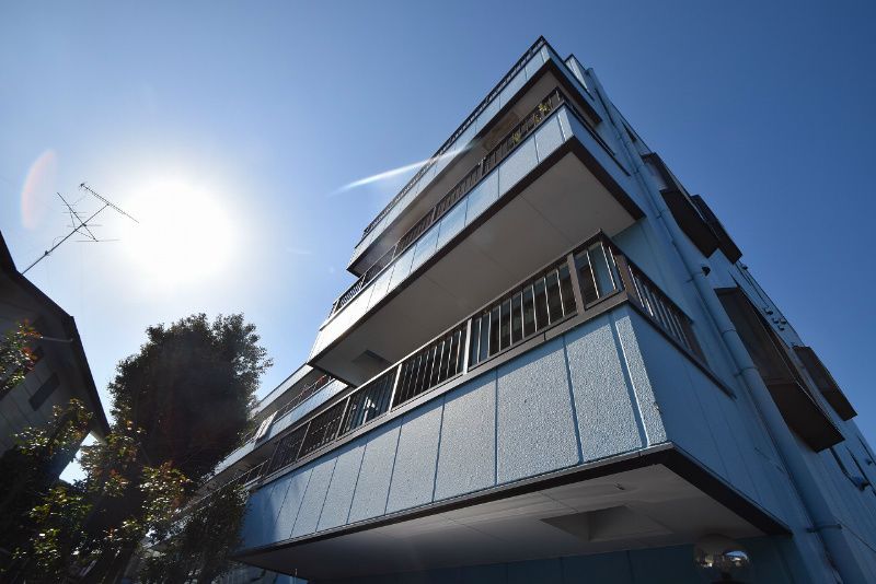 藤沢市白旗のマンションの建物外観