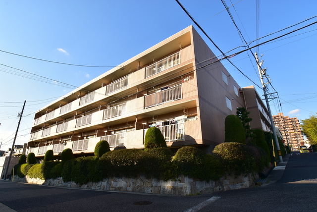 建物外観　南向きのお部屋と東向きがございます