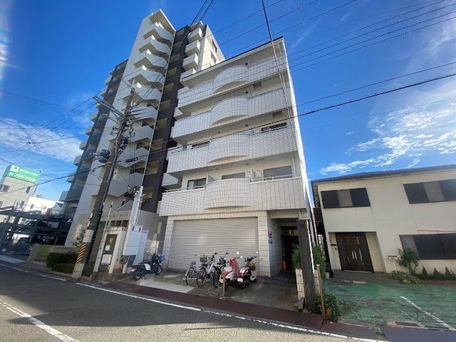 【和歌山市南材木丁のマンションの建物外観】