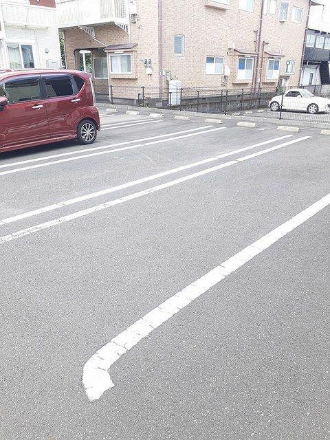 【都城市年見町のアパートの駐車場】