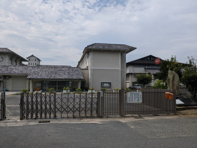 【小野市片山町のマンションの小学校】