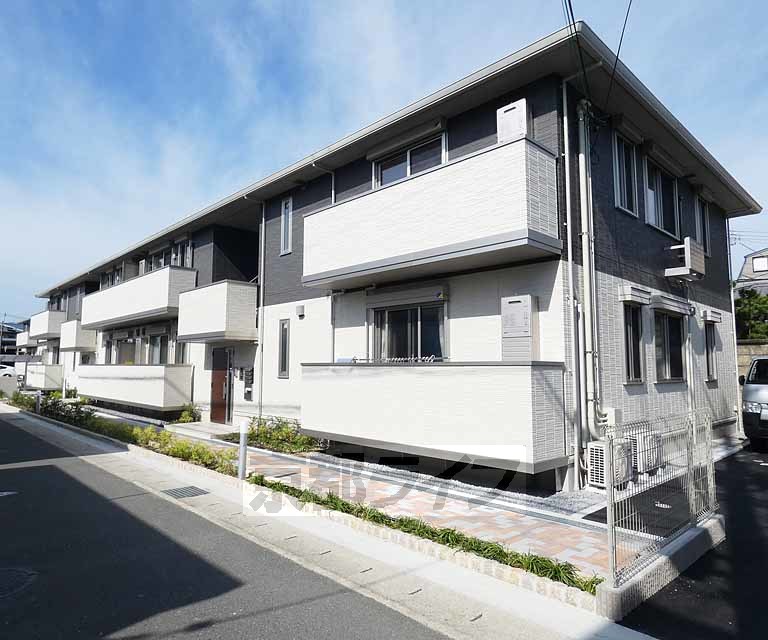 京都市伏見区羽束師菱川町のアパートの建物外観