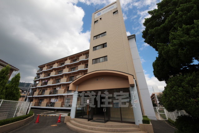 生駒市小平尾町のマンションの建物外観