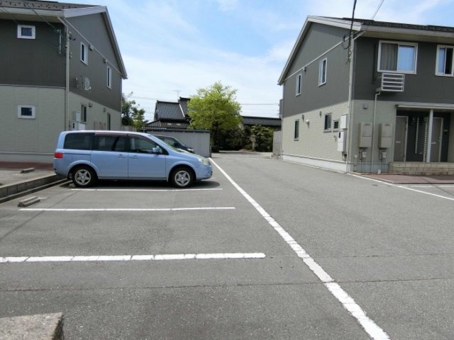 【射水市戸破のアパートの駐車場】