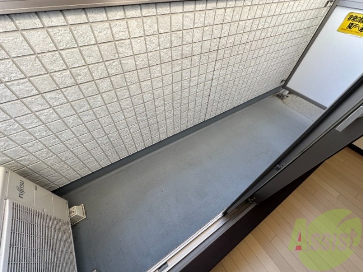 バルコニー　バルコニーは洗濯物を干すのに十分な広さがありますね。