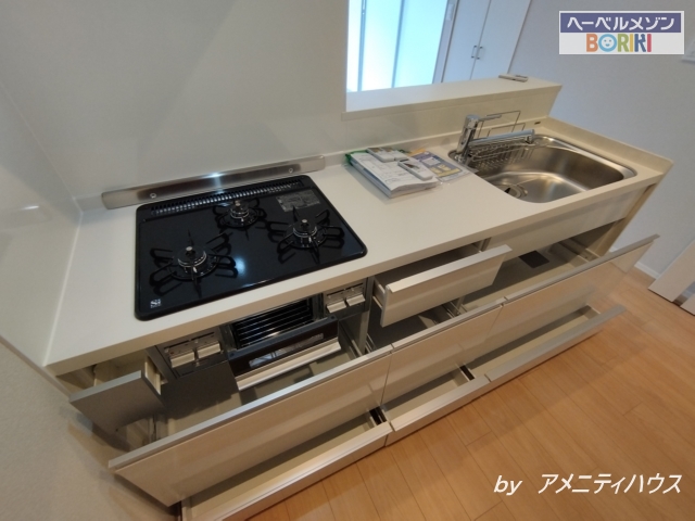 キッチン　●３口ガスコンロ・グリル付きのシステムキッチン。