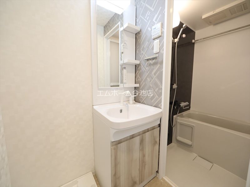 洗面設備　脱衣所　独立洗面台（シャンプードレッサー付）