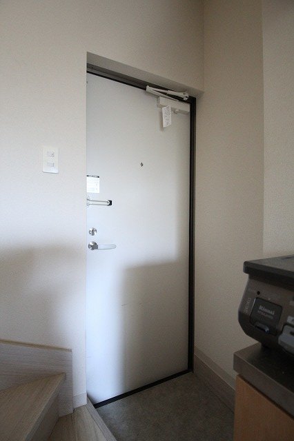 玄関　同物件、別号室のものです。