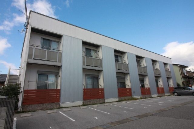 建物外観　スーパー近くの１ＤＫ