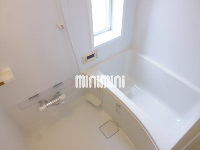 バス・シャワールーム　窓もありゆったりとくつろげる浴室です