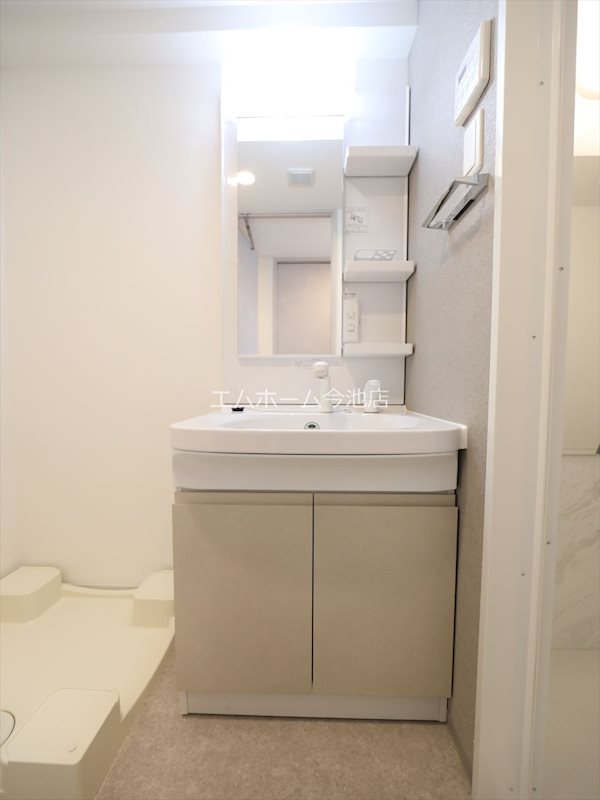 洗面設備　脱衣所　独立洗面台（シャンプードレッサー付）