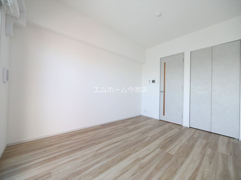 居室・リビング　洋室7.5帖　エアコン付　収納充実　南向バルコニー