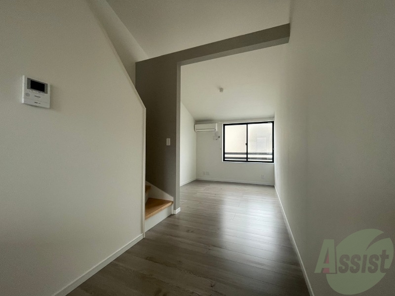 居室・リビング　こちらは１２．２５帖のリビングになります。