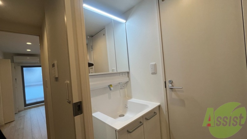 バス・シャワールーム　洗面化粧台も付いていて忙しい朝も快適ですね。