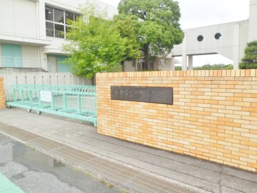 小学校　岩倉市立曽野小学校（小学校）まで741m