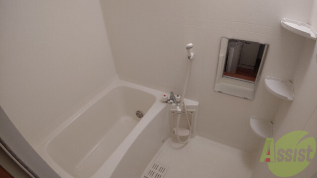 バス・シャワールーム　浴槽も広く、棚もありストレス無く使用出来そうですね。
