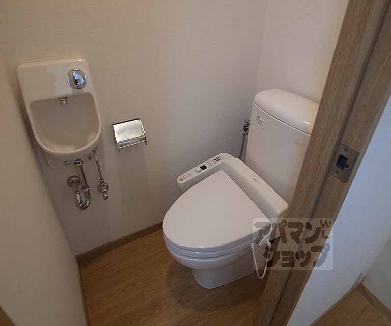トイレ　ウォシュレット機能搭載のきれいなトイレです。