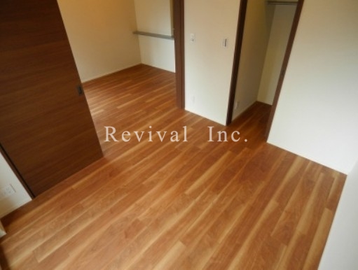 その他部屋・スペース　広々したベッドルームでございます