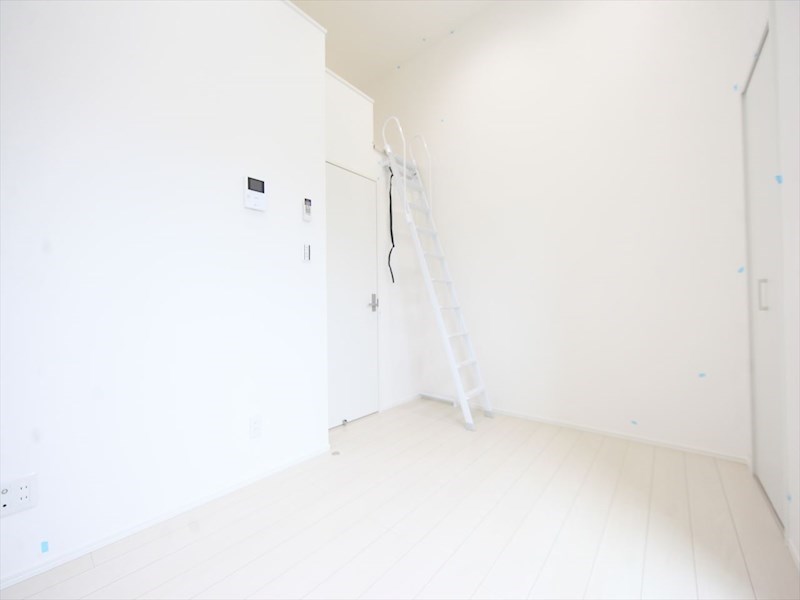 居室・リビング　洋室5.3帖　ロフト4.8帖（収納にも寝室にも使用できます）