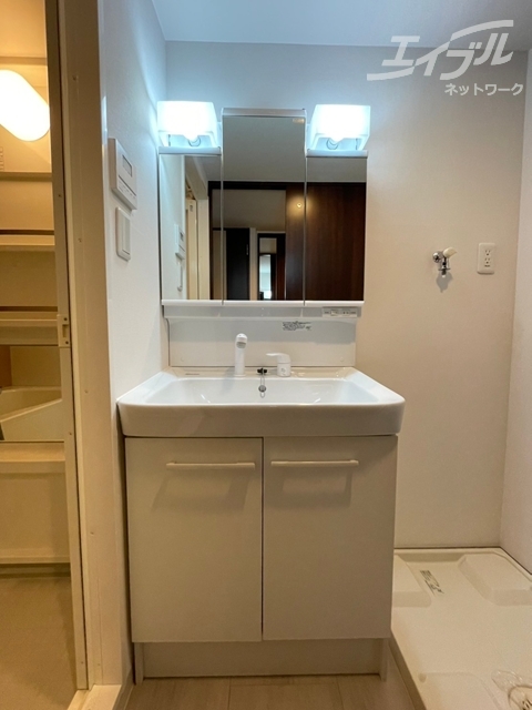 洗面設備　鏡付の独立洗面台です