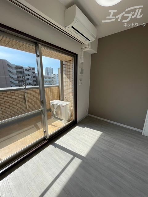 居室・リビング　洋室は約３．３帖です