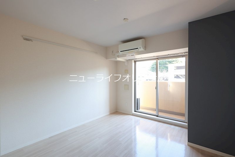 居室・リビング　エアコン付きなので1年中快適にお過ごしいただけまます！