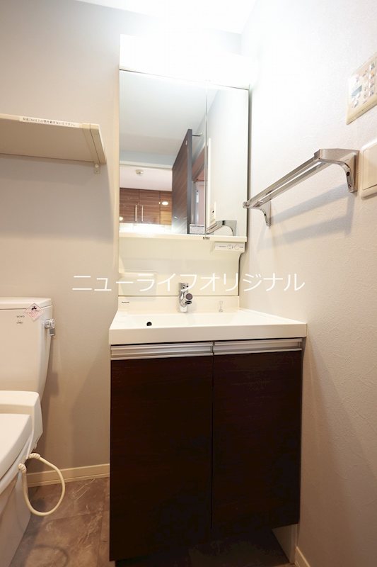 洗面設備　シャワー付き洗面台で忙しい朝でも楽に身支度が出来ます！