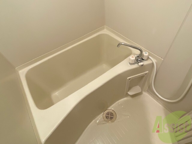 バス・シャワールーム　バスルームは狭すぎず、シャワーも浴びやすそうです。