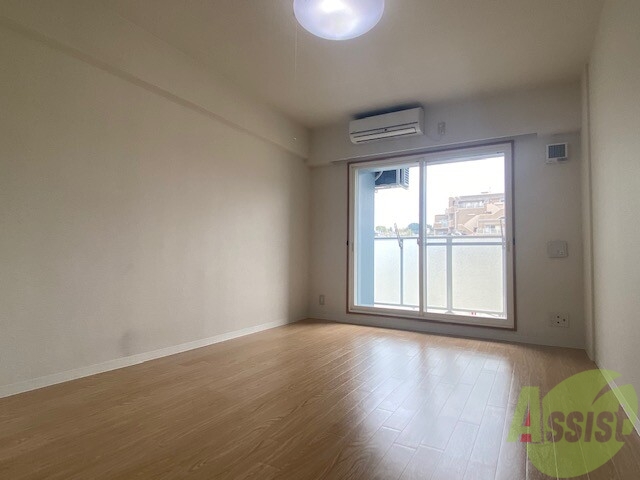 居室・リビング　白さが清潔感を出してくれます。お部屋も明るいですね。