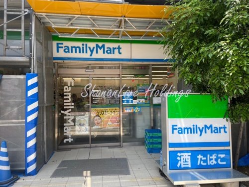 コンビニ　ファミリーマート 黄金町駅北店（コンビニ）まで743m