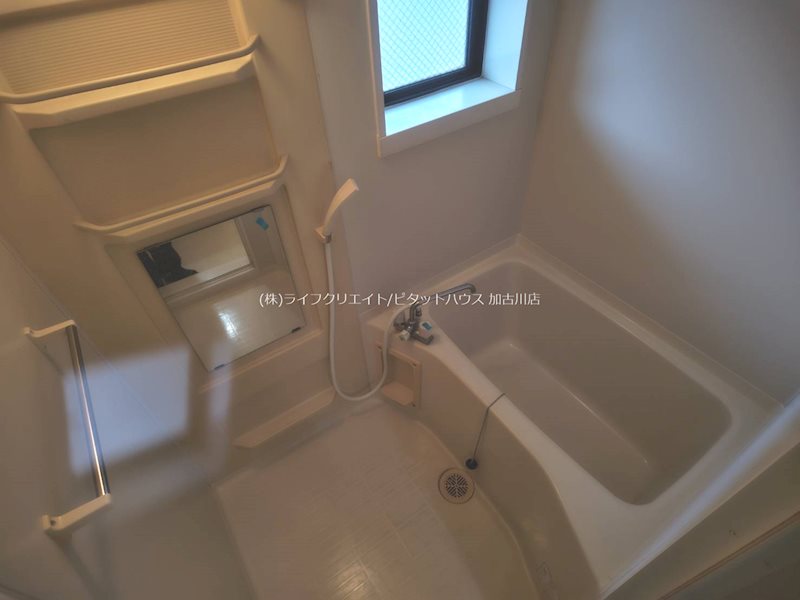 バス・シャワールーム　窓付きの軽いお風呂です！