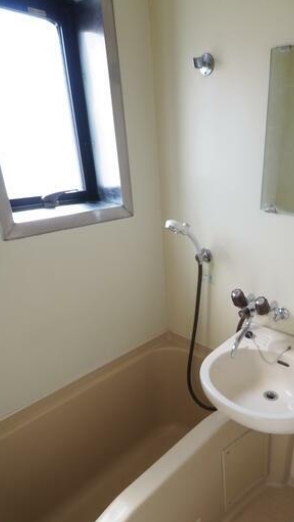 バス・シャワールーム　バスルームには小窓あり☆
