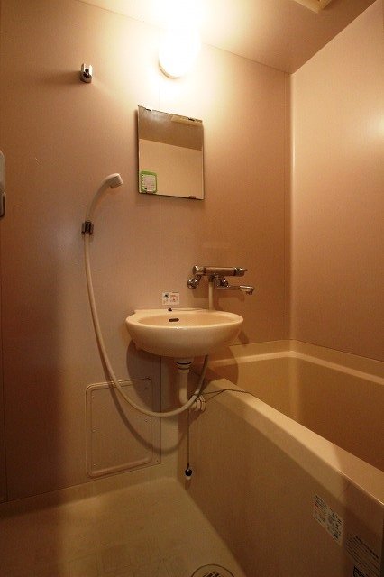 バス・シャワールーム　同物件別号室のものです。