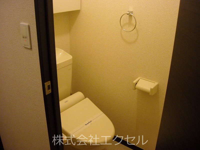 トイレ　嬉しいウォシュレット付のトイレです。