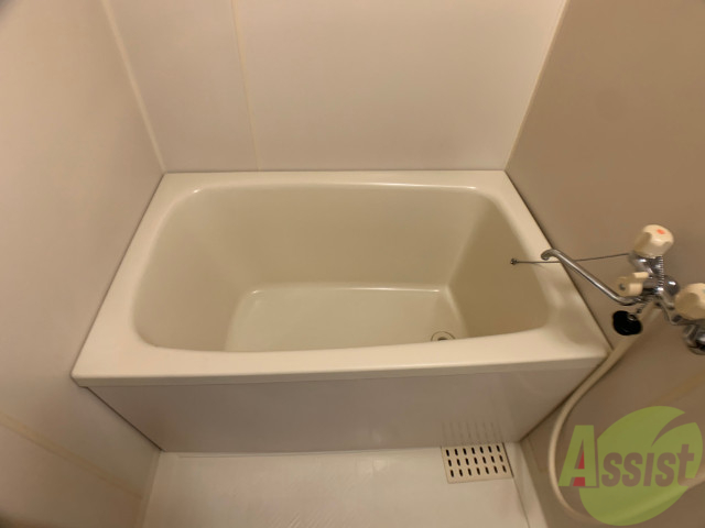 バス・シャワールーム　バスルームは狭すぎず、シャワーも浴びやすそうです。