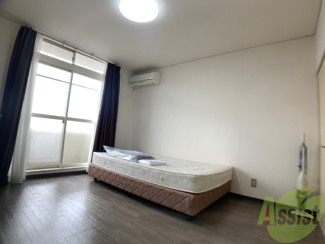 居室・リビング　６．７帖の洋室です。広々として、きれいですね。