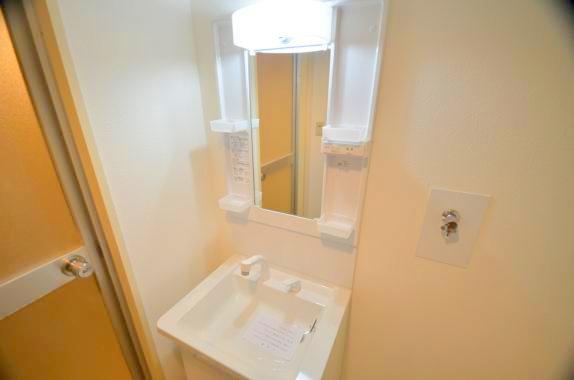 洗面設備　明るい洗面所です