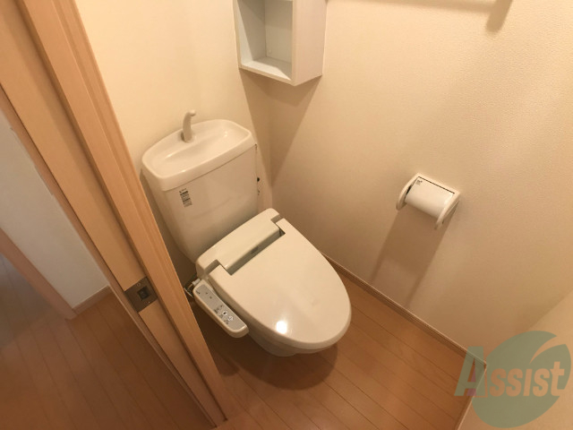 トイレ　こちらウォシュレットトイレです。サイドには棚もあり便利そう。