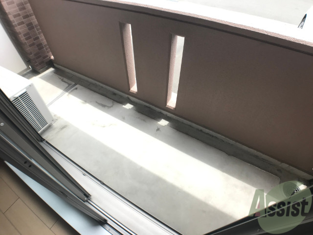 バルコニー　バルコニーです。洗濯物を干せるスペースもあります。