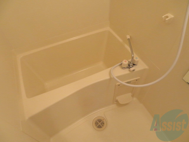 バス・シャワールーム　シンプルなお風呂です。一日の疲れはこちらで流しましょう。