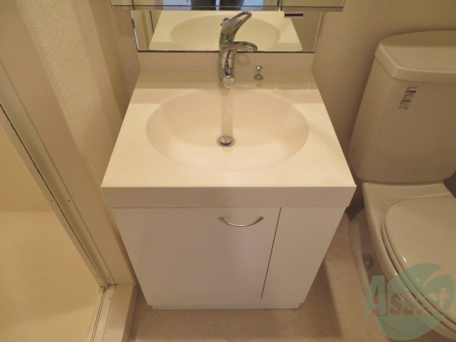 洗面設備　朝の支度はこちらの独立洗面台からどうぞ。