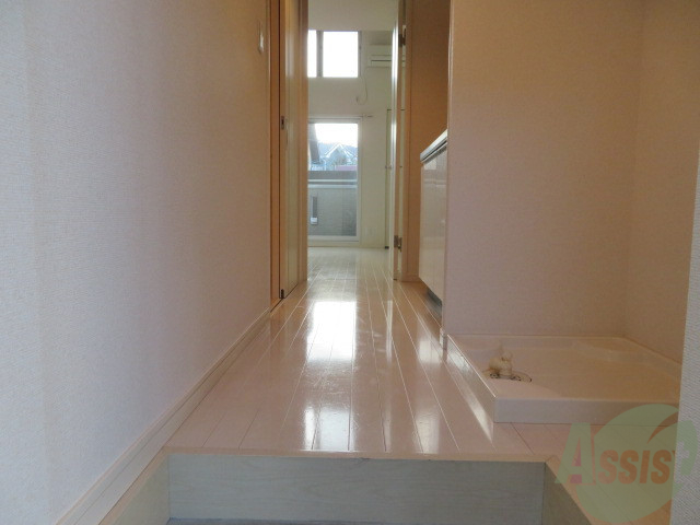 玄関　玄関から見たお部屋です。扉を開けるとリビングから光が射します